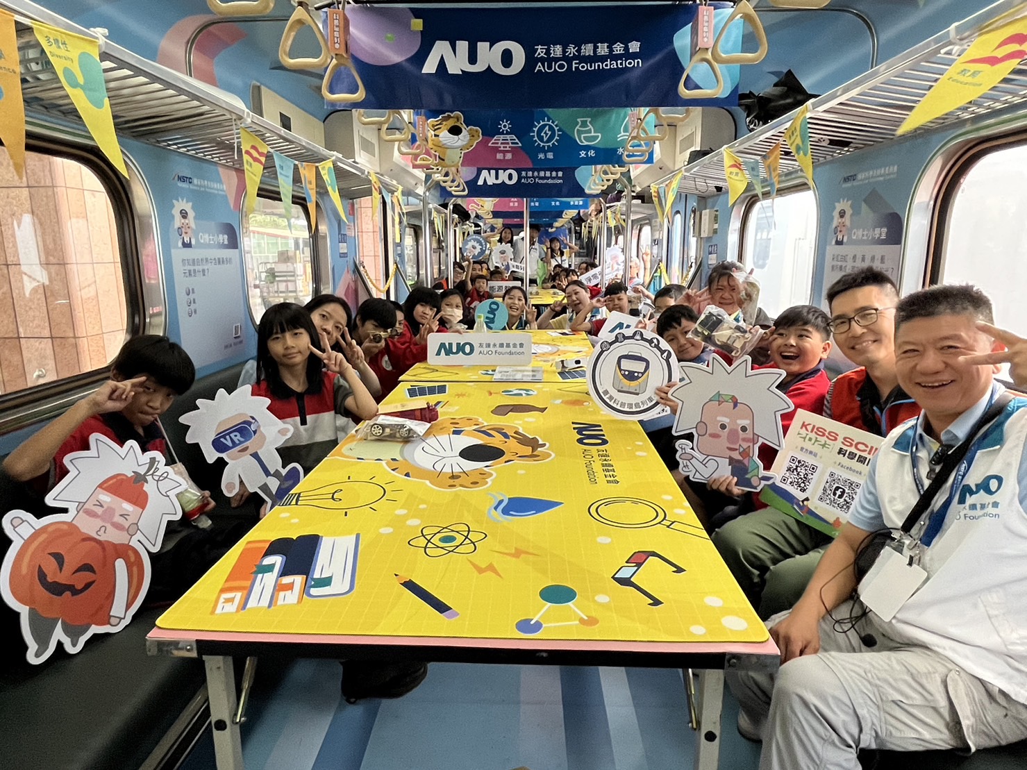永續基金會參與「臺灣科普環島列車」，設計基礎科學車廂課程，以「淨零碳排和永續能源」為主題，讓學生透過創意實驗認識淨零知識，以及思考生活中的減碳行為