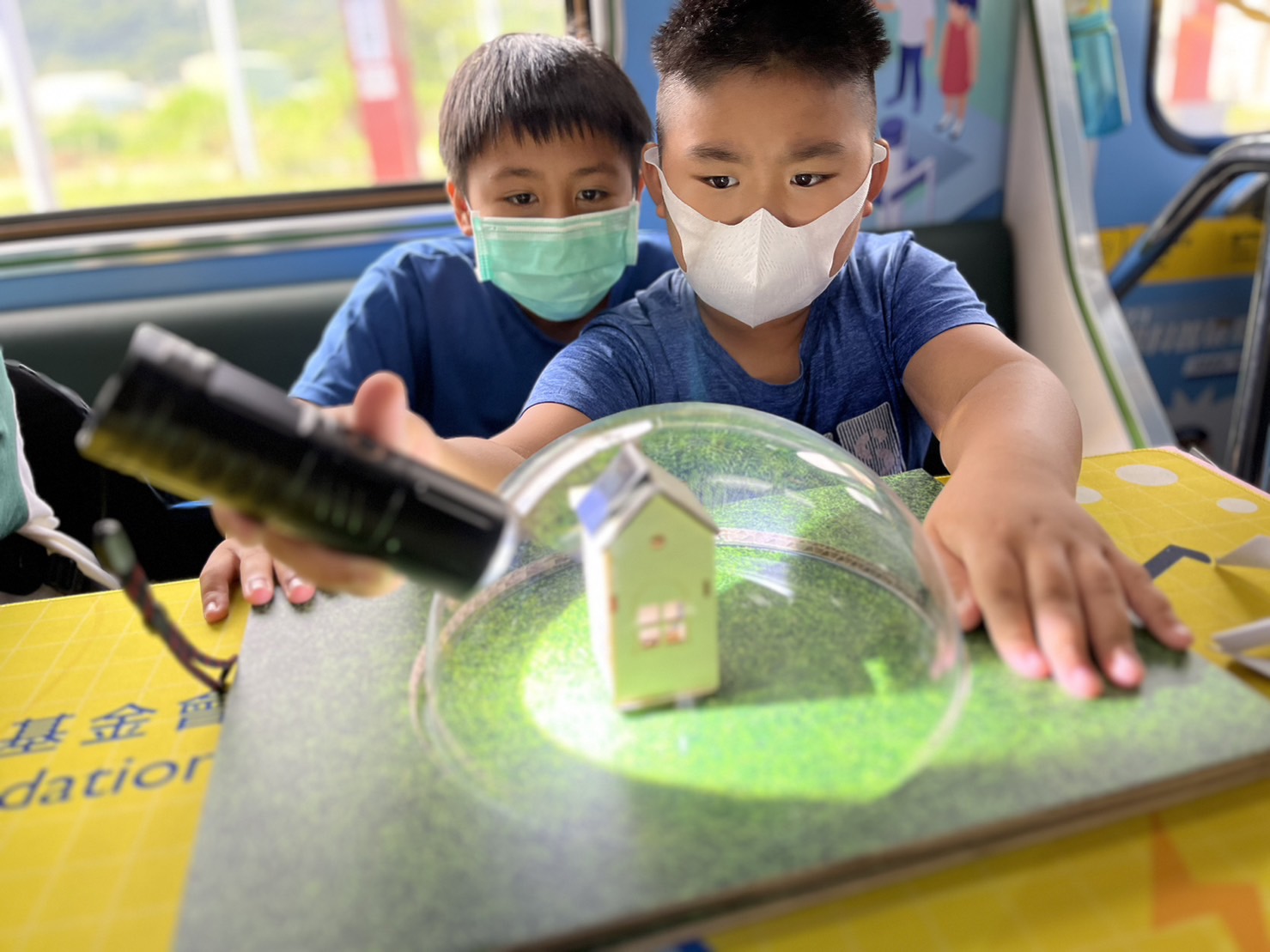 參與基礎科學主題車廂，以STEAM教學精神，設計「逐日科學家」、「太陽能工程師」以及「淨零建築師」三大能源科普課程和實驗