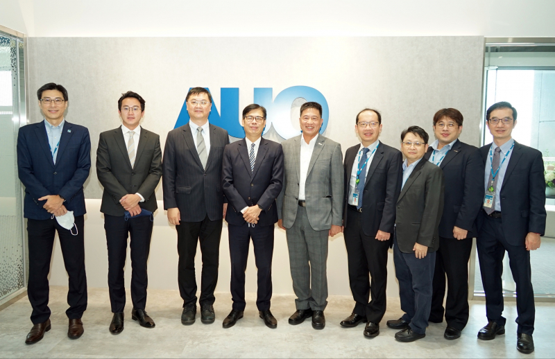 光電前進亞灣成立「AUO解決方案研發中心」，作為多元場域解決方案研發及試驗場域（圖中左為高雄市長陳其邁、圖中右為光電董事長彭双浪）